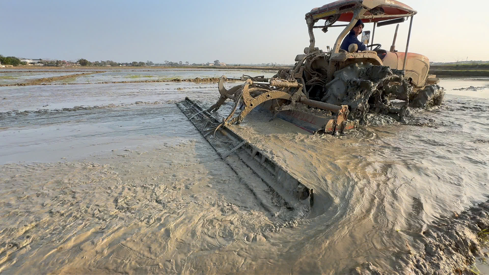 Trang Gạt - Làm phẳng ruộng